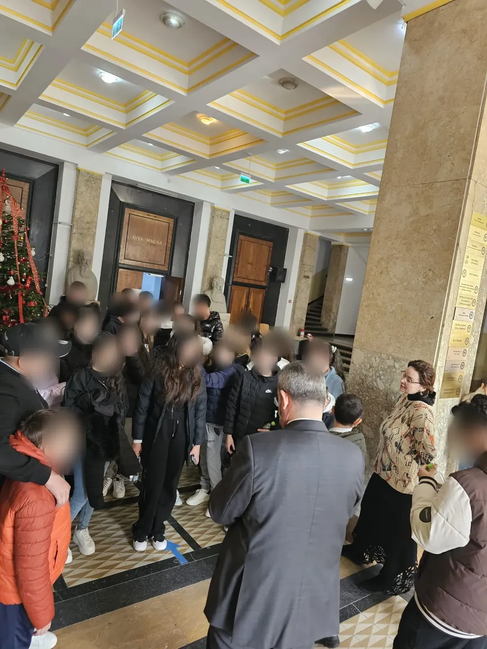 Grupul de elevi din Cernica în holul Facultății de Drept, în fața ușilor Aulei Magna