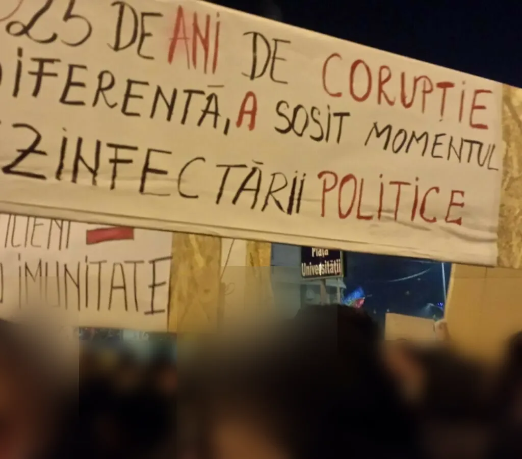 Pancartă la protestul din Piața Universității: „25 de ani de corupție… a sosit momentul dezinfectării politice”