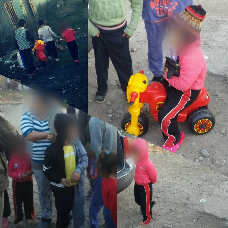 Colaj din Glina: copii pe o uliță, un copil pe o motocicletă de jucărie; fețele sunt estompate